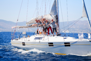 Frauen und Männer mit viel Spaß an Bord eines Segelschiffs