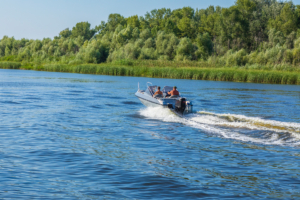 Motorboot auf Binnengewässer